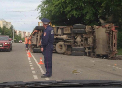 КамАЗ перевернулся в Ставрополе и заблокировал полосу движения