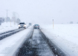 Восемь грузовых автомобилей застряли вблизи Ставрополя