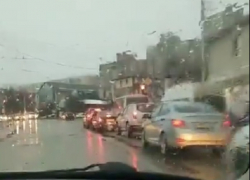 Автохам объезжал огромную пробку по «встречке» и попал на видео в Ставрополе