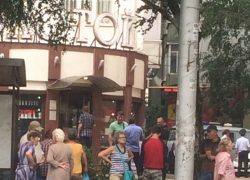 Сотрудника полиции ранили во время вооруженного ограбления ювелирного магазина в Ставрополе