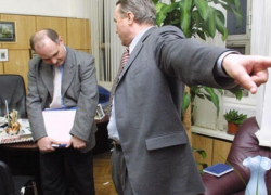 Директор бассейна вымогал премии у работников под угрозой устроить им проблемы на работе в Ставропольском крае