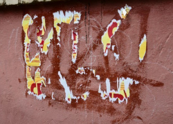 Агитационные плакаты, расклеенные на домах, возмущают жителей Минеральных вод