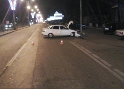 "Приора" врезалась в столб на улице Калинина в Пятигорске