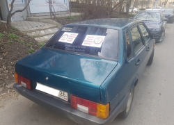 «Убери свою рухлядь, олень!»: жители многоэтажки борются с автохамом в Ставрополе 