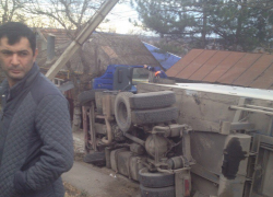 Фура с нарзаном перевернулась около Пятигорска и чуть не снесла дом