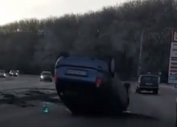 Девушка «влетела» в бордюр и перевернула «Калину» в Ставрополе 