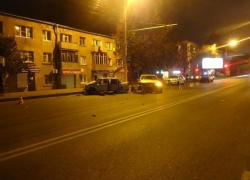 В Ставрополе иномарка врезалась в автомобиль сотрудников полиции