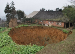 Женщина, провалившаяся под грунт, до сих пор находится без сознания