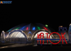 Ледовый каток начали собирать в центре Ставрополя