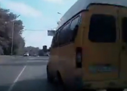 Хамское поведение водителя маршрутки с попыткой вытолкнуть легковушку на "встречку" в Ставрополе попало на видео
