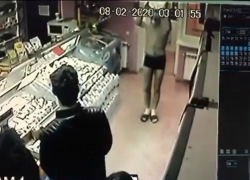 В Ставропольском магазине полуголый пранкер облил себя водой из ведра