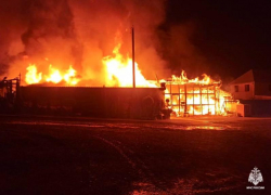 Дом и цех по производству мебели сгорели в Георгиевском округе 14 июня