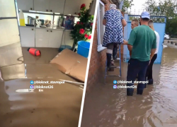 «Вода по грудь, а чиновники проезжают мимо»: жители ставропольской станицы третьи сутки борются с потопом в одиночку