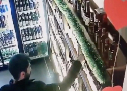В Ставрополе любитель «халявного» алкоголя попал на камеру видеонаблюдения 