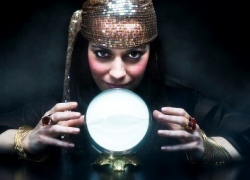 Услуги лже-гадалки обошлись пенсионерке в 75 тысяч рублей