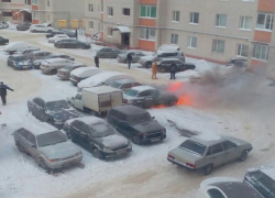 На стоянке в микрорайоне «Перспективный» загорелась иномарка