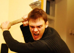 На Ставрополье пьяный скандалист угрожал женщине убийством, размахивая топором