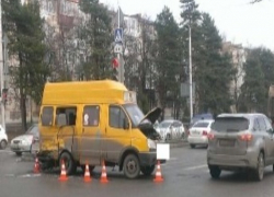Трое подростков и двое взрослых попали в больницу после столкновения двух маршруток в Ставрополе