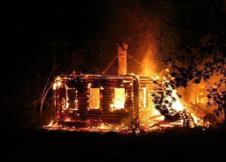 В полночь в центре Ставрополя загорелось заброшенное здание