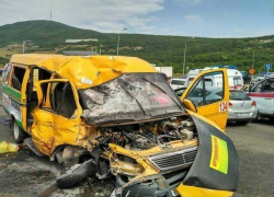 Трое человек погибли в ужасном столкновении пассажирской маршрутки с КамАЗом под Пятигорском