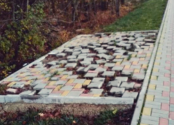 Неизвестные вандалы разрушают аллею в Ставрополе