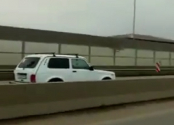 «Нива» шокировала водителей ездой по «встречке» и попала на видео в Ставропольском крае