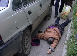 Пьяный мужчина бросился под колеса полицейского автомобиля