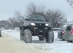 Огромный джип "наделал шума" на дорогах в Ставрополе