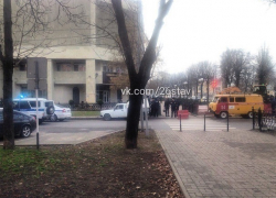 Студентов СКФУ массово эвакуировали из-за подозрительного пакета в холле здания