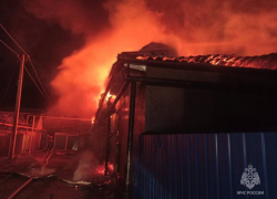 Пожар на площади 800 квадратных метров бушует в Георгиевском округе