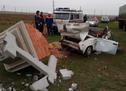Мужчина на ВАЗе врезался в каменный крест и скончался на Ставрополье 
