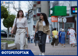 Панамы, принты и легкие платья: как жители Ставрополя «раздают стиль» на городских улицах 