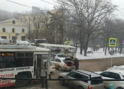 Пробка образовалась на проспекте Карла Маркса в Ставрополе из-за столкновения такси и иномарки