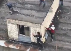 Дети играли в догонялки на крыше заброшенной пятиэтажки и попали на видео в Ставрополе 