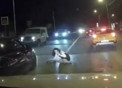 Эффектную брюнетку сбил водитель черной «Приоры» и сбежал с места ДТП в Пятигорске 