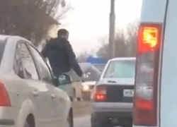 Разгневанный водитель устроил жесткую разборку на дороге и попал на видео в Пятигорске 