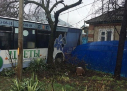 Автобус без водителя скатился со стоянки в Ставрополе — пассажирка получила травмы 