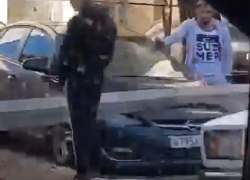 Появилось видео последствий падения столба на припаркованные машины в Ставрополе