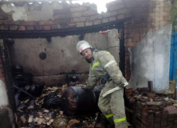 Спасатели Ставрополья потушили горящий гараж