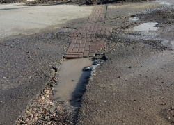 «Нанотехнологии в действии»: дыру на дороге заложили брусчаткой в Буденновске