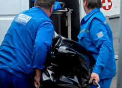 Мужчина выпал из окна и разбился насмерть в Ставрополе