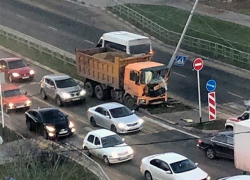 Груженный самосвал снес бетонный столб в Ставрополе