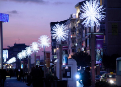 При декоративном освещении улиц Невинномысска подрядчик похитил 2,4 миллиона рублей