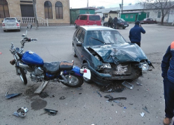 Шлем спас жизнь мотоциклисту после жесткого столкновения с «четырнадцатой» на Ставрополье