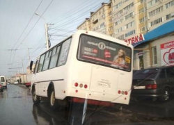 Пассажирский автобус провалился в траншею в Ставрополе