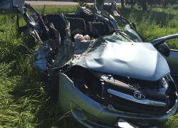 На Ставрополье на своем автомобиле насмерть разбилась женщина-водитель