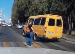 Маршрутчик "со свистом" пронесся перед носом у переходившей "зебру" девушки в Пятигорске