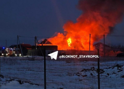 Частный дом за ТЦ Космос горит в Ставрополе