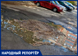 Глубокая яма в одном из дворов Ставрополя не ремонтируется вот уже три года