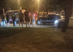 Кузов черной иномарки сильно покорежило об оставшуюся невредимой пассажирскую «Газель» в Ставрополе 